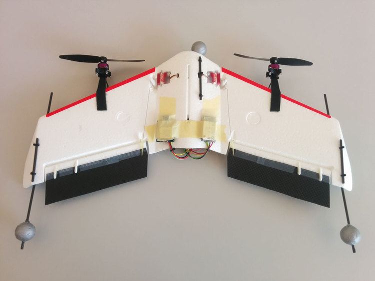Tail-sitter Tailsitter39 flying robot hovers and recovers easily thanks to new