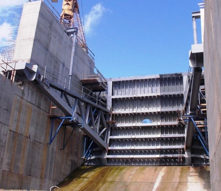 Tainter gate radial gates floodgate control water flow dams canal locks pivoting