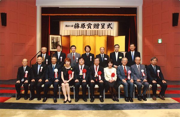 Takuzo Aida Yoshinori Tokura and Takuzo Aida receive 52nd Fujihara Award RIKEN