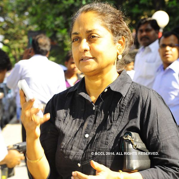 Talluri Rameshwari wearing black long sleeves while holding her phone and purse during the funeral of veteran Bollywood actress, Nanda in Mumbai