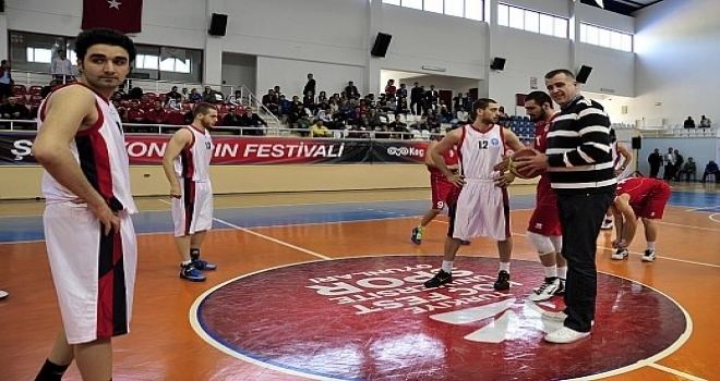 Tamer Oyguç Ko Fest Sahasnda lk Basket Eski Milli Basketbolcu Tamer Oygu39tan