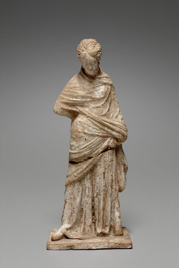 Tanagra figurine Figurine of a standing woman 2