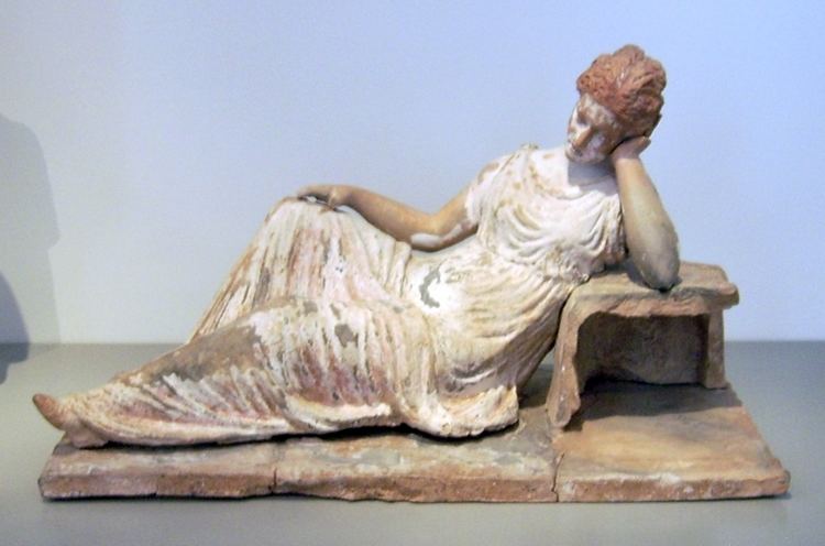 Tanagra figurine FileDeclined woman Tanagra figurine at Antikensammlung Berlinjpg