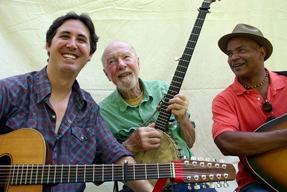 Tao Rodriguez-Seeger Bring the Family to See Pete Seeger Perform With Grandson
