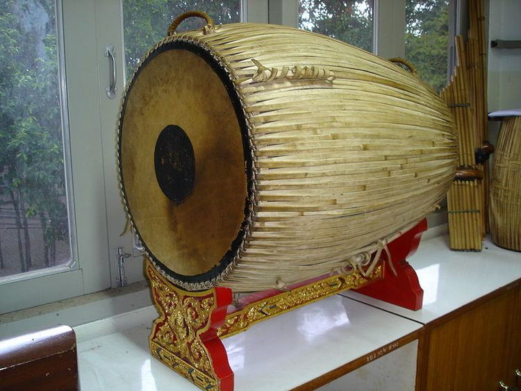 A newly made Taphon as it is displayed in a museum with other woodworks.