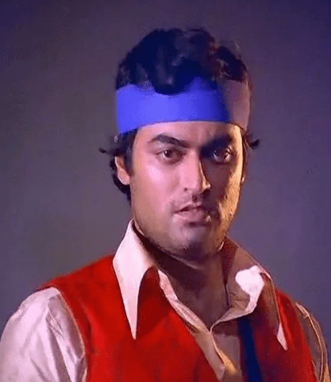 Tariq Khan (actor) wearing white and red shirt in a movie scene from "Hum Kisise Kum Nahin (1977)"