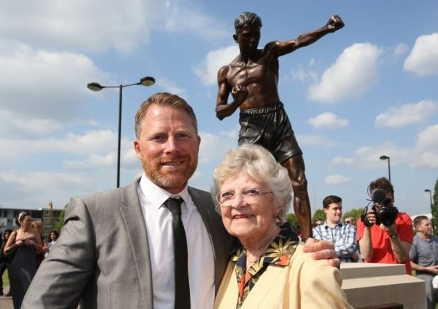 Teddy Baldock Statue unveiled for Poplar boxing champ Teddy Baldock
