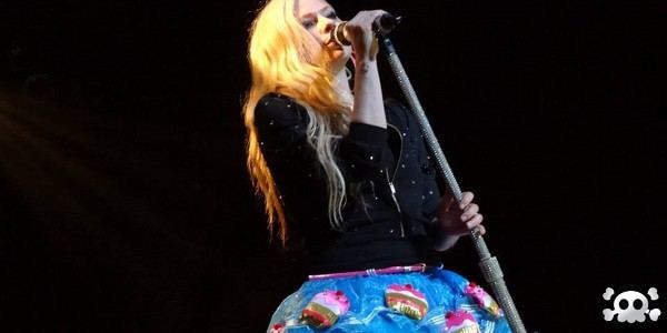 The Avril Lavigne Tour End of the Avril Lavigne Tour Avril Bandaids France