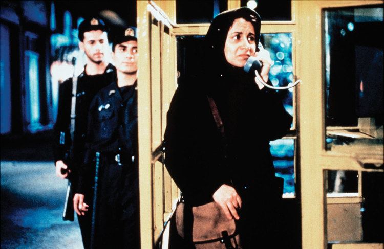 The Circle (2000 film) The Circle Dayereh IranItalySwitz 2000 and Offside Iran 2006