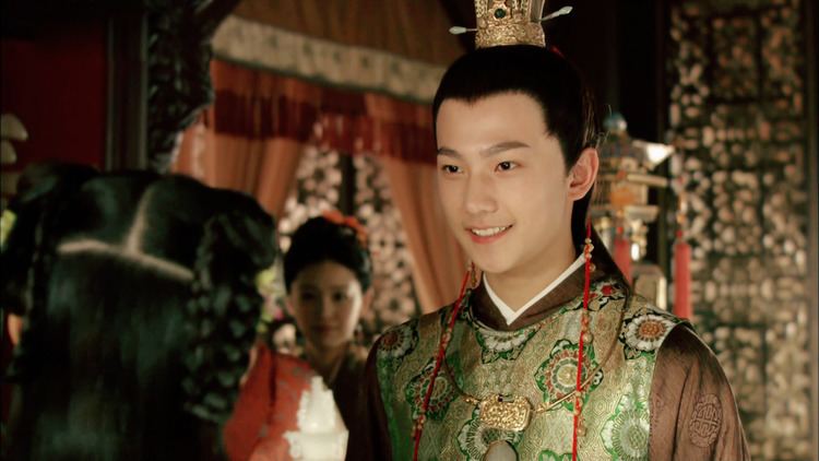 Yang Yang smiling and wearing hanfu in a scene from The Dream of Red Mansions, a 2010 Chinese television series.