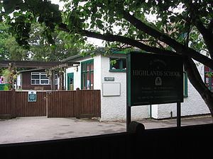 The Highlands School, Reading httpsuploadwikimediaorgwikipediacommonsthu
