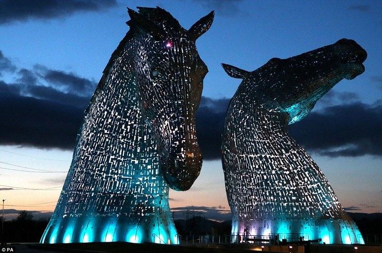 The Kelpies Stunning pictures of The Kelpies show 300tonne steel horses glowing