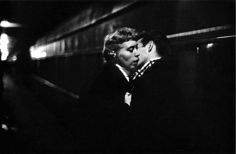 The Kiss (1958 film) The world of old photography Ernst Haas The Kiss 1958 Pictify