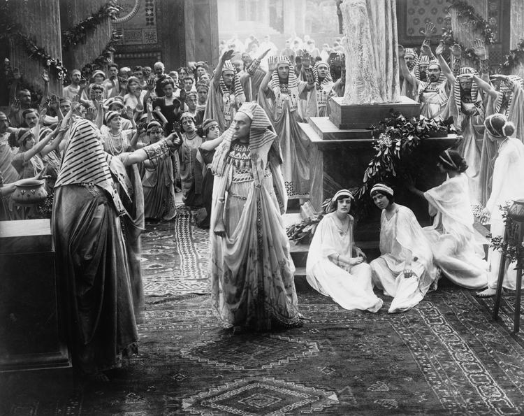 The Last Days of Pompeii (1913 film) FileScene from The Last Days of Pompeii 1913 filmjpg Wikimedia