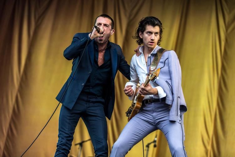 The Last Shadow Puppets Johnny Marr shows up at Last Shadow Puppets gig plays The Smiths DIY
