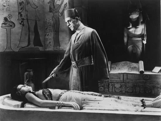 The Mummy (1932 film) movie scenes Imhotep eventually begins to convince Helen that she was indeed once an ancient Egyptian queen and thanks to an amazingly moody performance from stage 