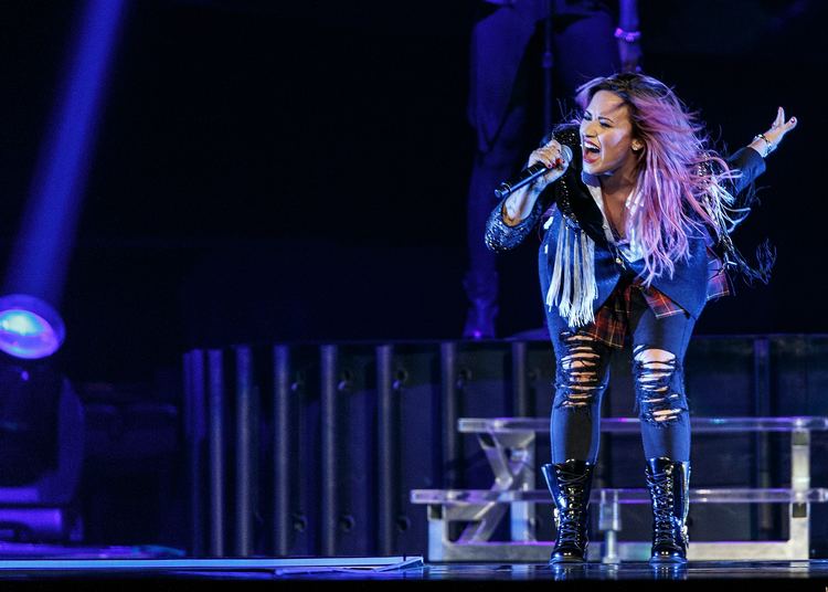 The Neon Lights Tour Demi Lovato Lights Up Vancouver With 1st Neon Lights Tour Show See
