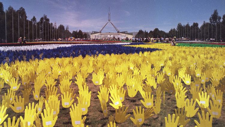 The Sea of Hands Parliament House amidst a sea of hands in 1998 Leo Bild Flickr