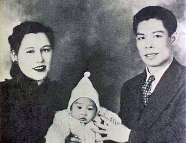 File:Bruce Lee with his parents 1940s.jpg
