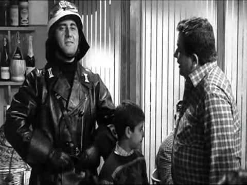 The Traffic Policeman Alberto Sordi IL VIGILE la pernacchia YouTube