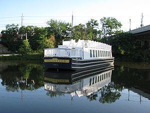 The Volunteer (canal boat) httpsuploadwikimediaorgwikipediacommonsthu