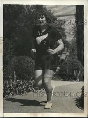 Thelma Kench 1932 Press Photo New Zealand Track Star Thelma Kench Trains For