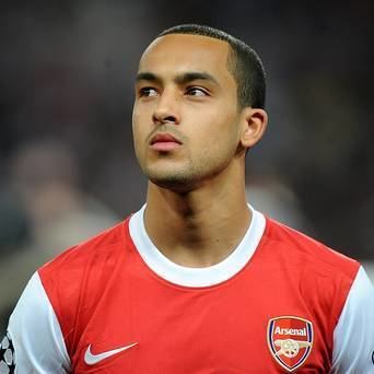Theo Walcott Arsenal tell Theo Walcott sign contract or be sold