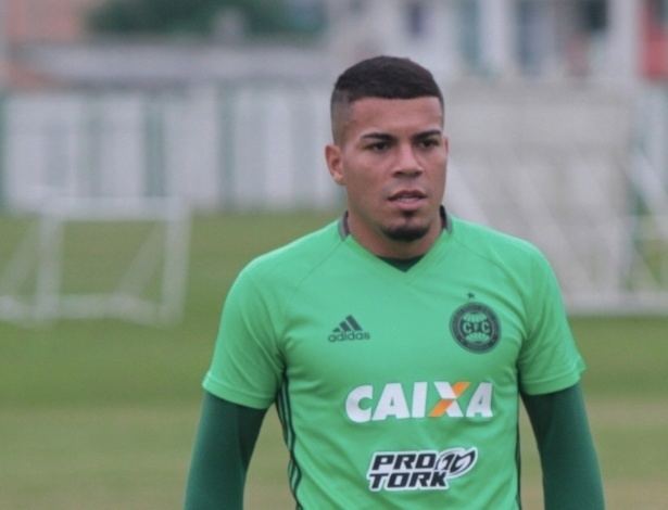 Thiago Carleto Aps giro em clubes menores Thiago Carleto comemora chegada ao