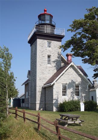 Thirty Mile Point Light wwwlighthousefriendscomthirtymilept72007jpg