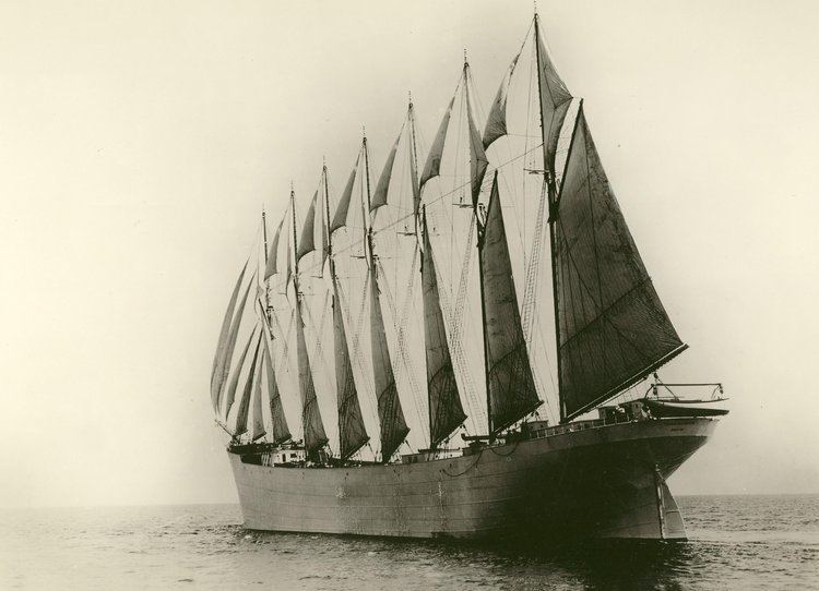 Thomas W. Lawson (ship) At almost 500 feet long and with 25 sails I present to you the