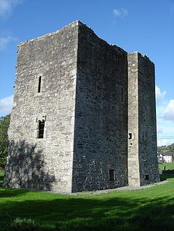 Threecastles Castle httpsuploadwikimediaorgwikipediacommonsthu
