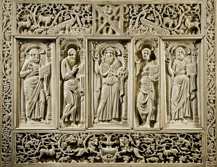The Four Evangelists around John the Baptist, who is holding a medallion with the Lamb of God and Maximian’s name above him, are located in the front of the Throne of Maximian.