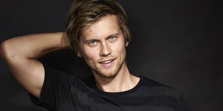 Tim Phillipps Neighbours star Tim Phillipps is engaged to girlfriend Jessica Lee Rose