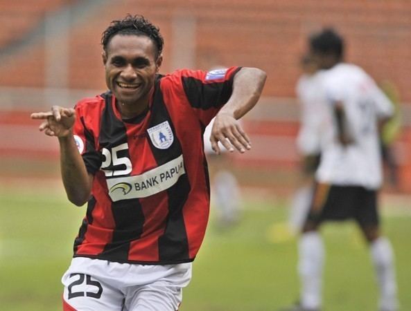 Titus Bonai Foto Gaya Kemenangan Titus Bonai Saat Membela Persipura