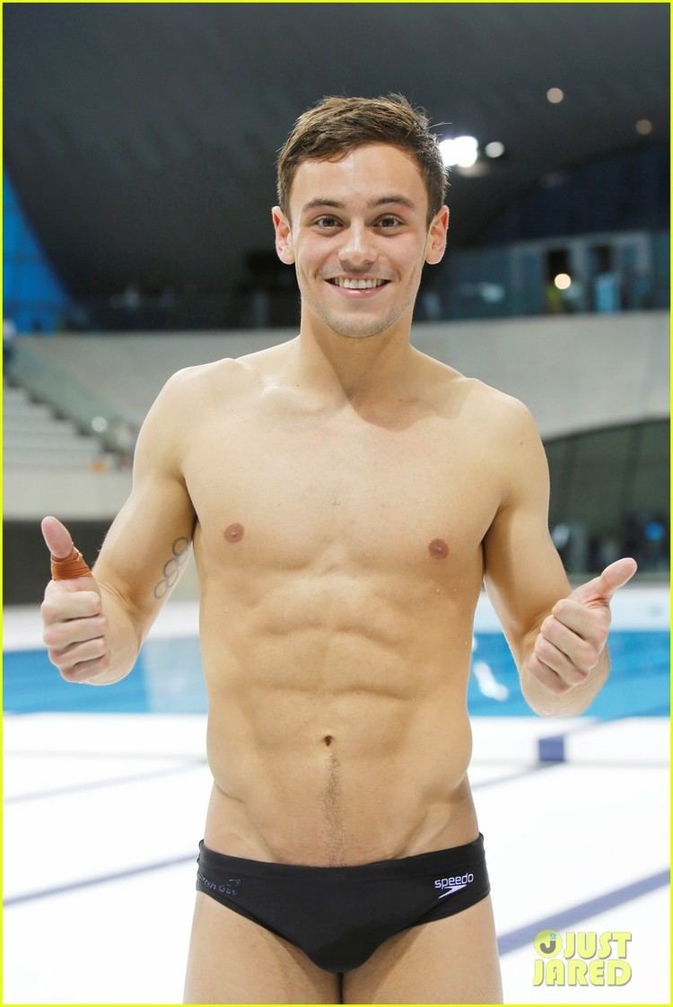 Tom Daley Tom Daley Shows Off Ripped Body After Winning Gold Medal