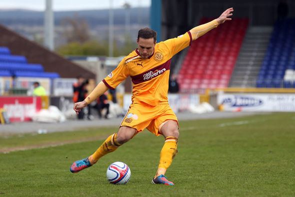 Tom Hateley Exclusive Dundee join Hibs in the race for Tom Hateley signing