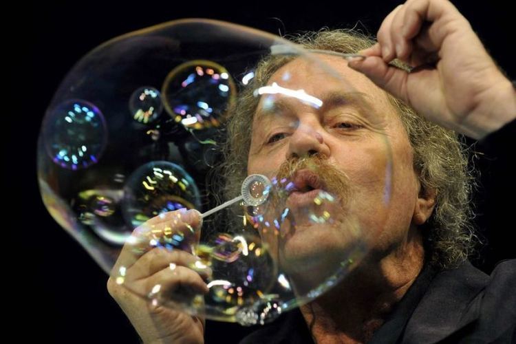 Tom Noddy US bubble blower Tom Noddy performs soap bubble tricks