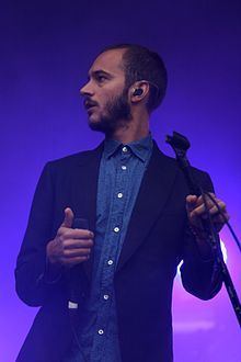Tom Smith (musician) httpsuploadwikimediaorgwikipediacommonsthu