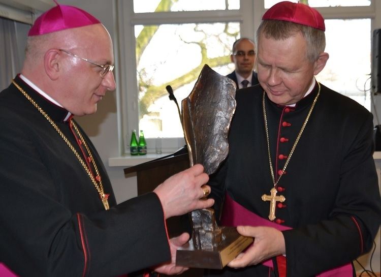 Tomasz Peta Arcybiskup Tomasz Peta odebra statuetk