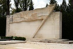Tomb of the People's Heroes, Zagreb uploadwikimediaorgwikipediacommonsthumb990