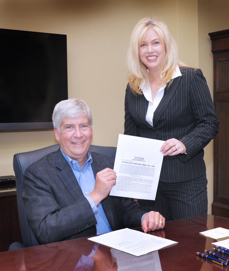 Tonya Schuitmaker Governor signs Schuitmakers bill requiring prisoner DNA
