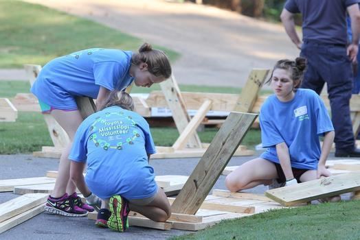 Toyota Motor Manufacturing Mississippi Volunteers Dig Deep into Local Parks for National Public Lands Day
