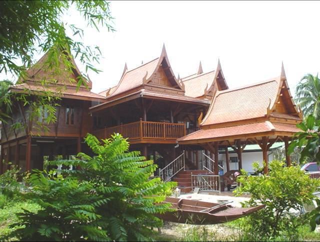 Traditional Thai house Traditional Thai Houses Baan Song Thai