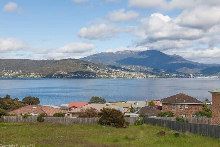Tranmere, Tasmania httpsimagesrealestateviewcomaupics9016in