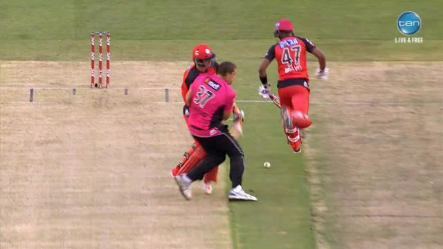 Trent Lawford Big Bash League BBL05 Tom Beaton and Trent Lawford involved in mid