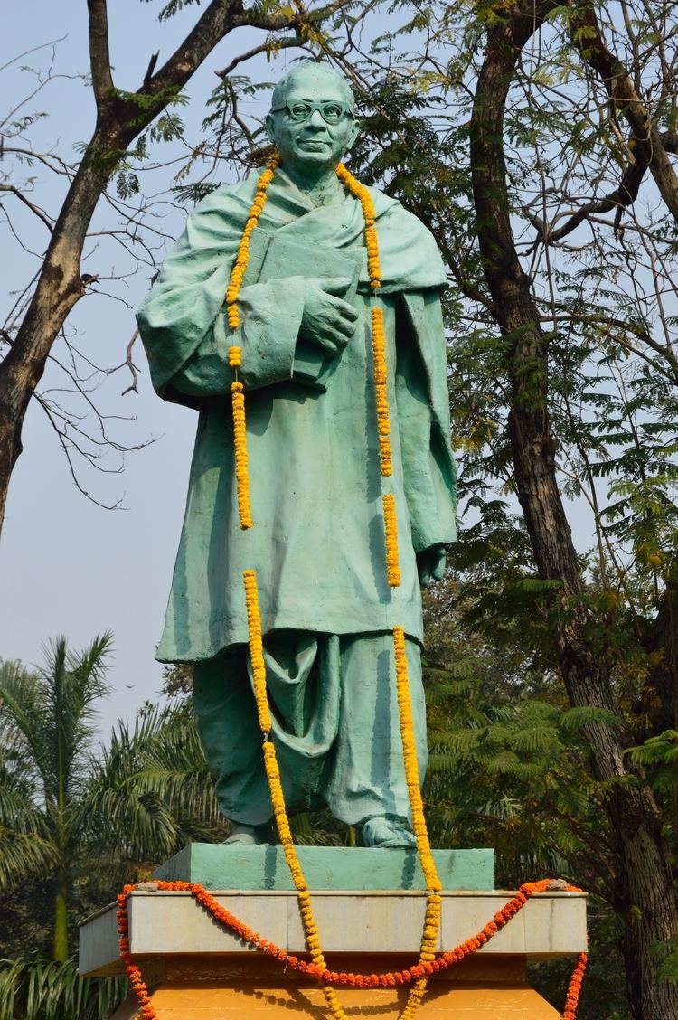 Triguna Sen FileTriguna Sen Statue by Chandrashekhar Das Jadavpur University
