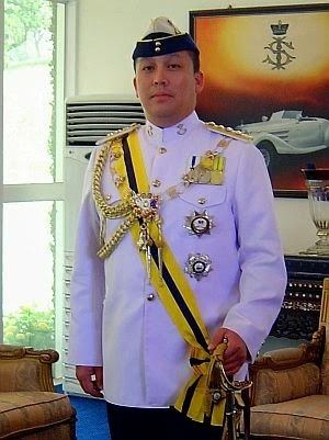 Tunku Abdul Majid wearing a cap and white long sleeves with a color yellow accessories.