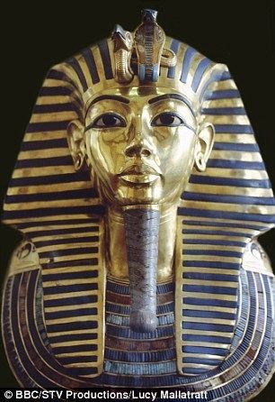 Tutankhamun's mask Pictured The moment the burial mask of Tutankhamun was hastily