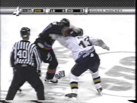 Tyler Willis (ice hockey) Tyler Willis vs Ashlee Langdone WCHL Jan 403 YouTube