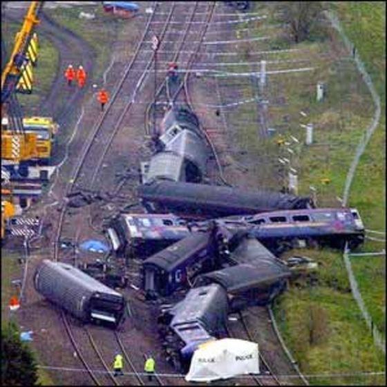 Ufton Nervet rail crash ichefbbcicouknews560mediaimages78449000jp